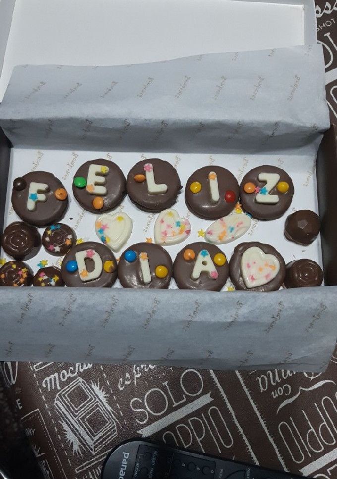 Una foto de Oreos bañadas y chocolates para los más peques !!!