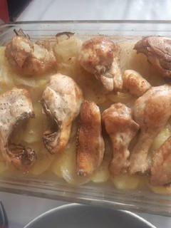 Una foto de Pollo con cama de patatas
