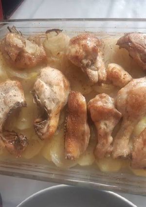 Una foto de Pollo con cama de patatas