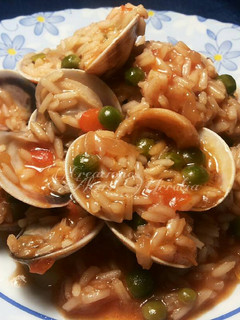 Una foto de Wok de arroz basmati con almejas y sepias en salsa de soja