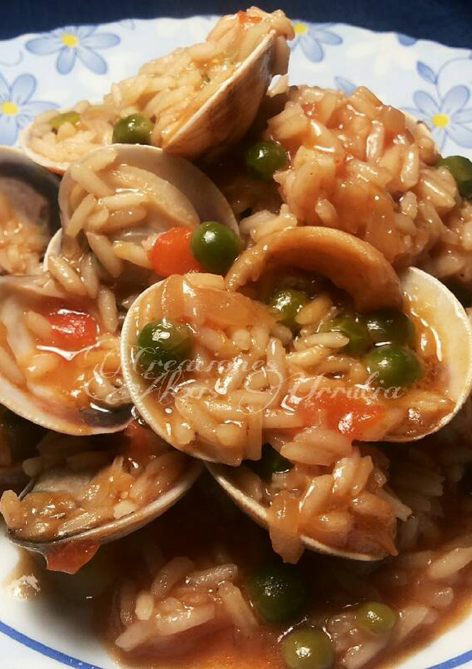 Una foto de Wok de arroz basmati con almejas y sepias en salsa de soja