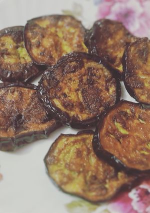 बैगुन भाजा (baigan bhaja recipe in hindi) रेसिपी मुख्य फोटो
