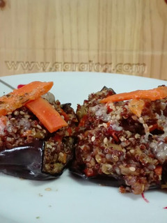 Una foto de Berenjena rellena de quinoa roja