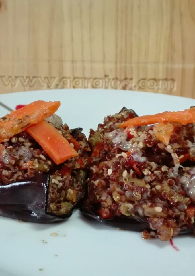 Una foto de Berenjena rellena de quinoa roja