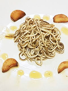 Una foto de Gulas Flambeadas al Ajillo con toque de Pimentón Rojo
