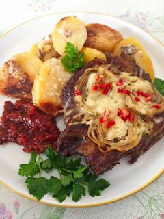 Tejszínes, hagymás, fűszeres tarja, kakukkfüves burgonyaágyon recept fotója