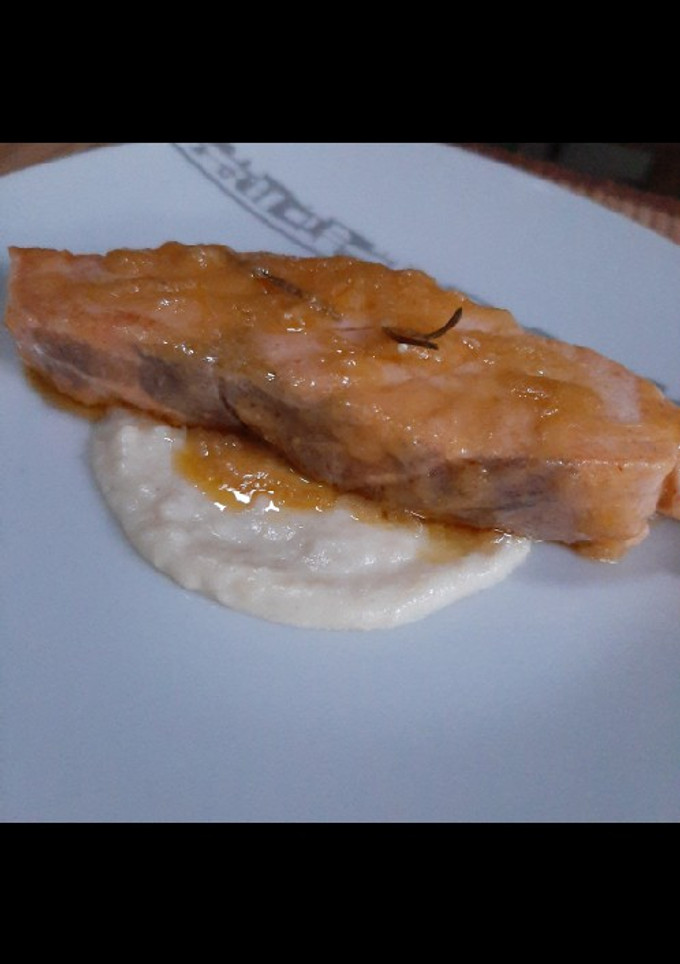 Una foto de Salmón a la naranja sobre bechamel