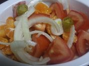 Una foto de ensalada de piparras