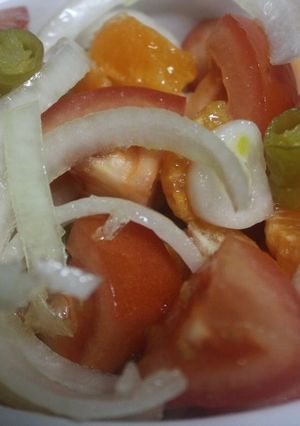 Foto principal de Ensalada de piparras, mandarina y cebolla