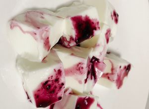 Hình của món Sữa chua dẻo mix mứt việt quất.