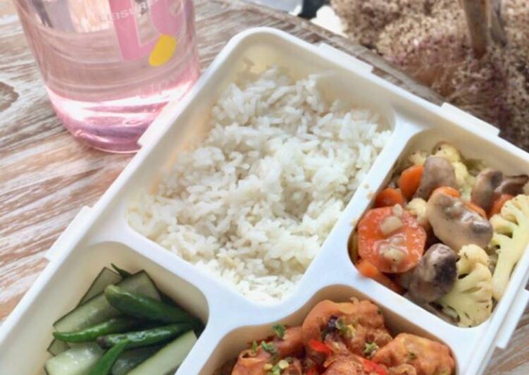 Bagaimana Menyiapkan Menu Lunch Box III: Nasi, ABG (Ayam Bawang Goreng), Tumis Sayur Jamur, &amp; Acar Bikin Manjain Lidah