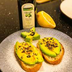 รูปของ Extra virgin olive oil avocado blacksesame seed toast/ Roti panggang alpukat dengan Extra olive oil