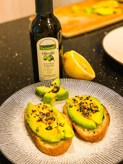 Foto resep Extra virgin olive oil avocado blacksesame seed toast/ Roti panggang alpukat dengan Extra olive oil