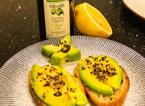 Foto resep Extra virgin olive oil avocado blacksesame seed toast/ Roti panggang alpukat dengan Extra olive oil