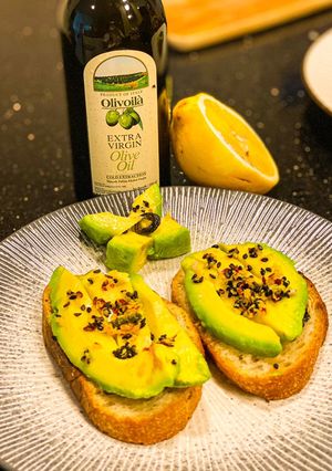 Foto resep Extra virgin olive oil avocado blacksesame seed toast/ Roti panggang alpukat dengan Extra olive oil