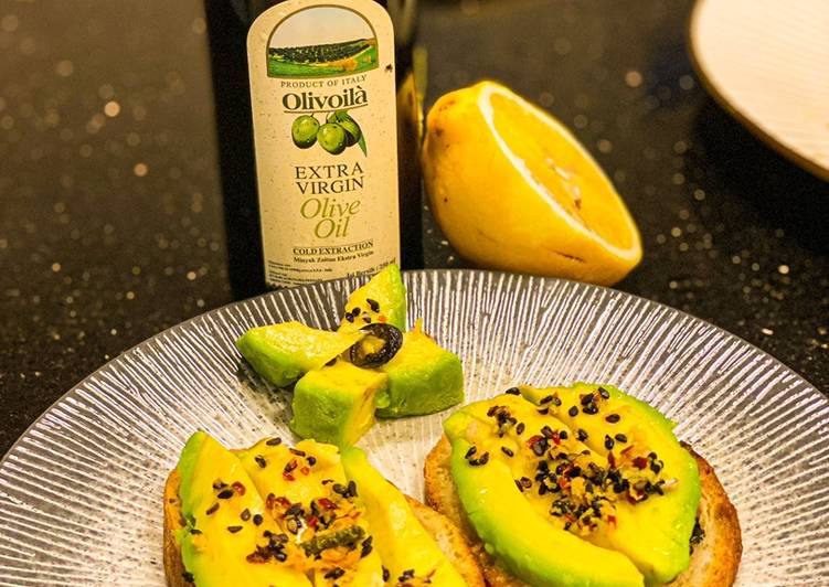 Extra virgin olive oil avocado blacksesame seed toast/ Roti panggang alpukat dengan Extra olive oil