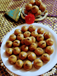 रवा बेसन लाडू (rava besan ladoo recipe in marathi) रेसिपी चे मुख्य फोटो