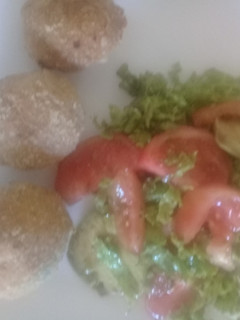 Una foto de Croquetas de pescado, papa y ciboulette