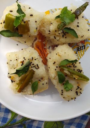 खमन ढोकला (Khaman Dhokla recipe in Hindi) रेसिपी मुख्य फोटो
