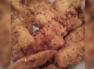 Una foto de Chicken fingers o Deditos de pollo 🍗🍻