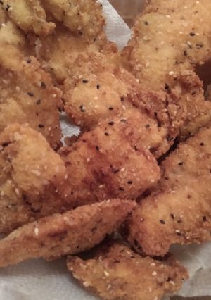 Una foto de Chicken fingers o Deditos de pollo 🍗🍻