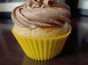 Una foto de muffins de fresa