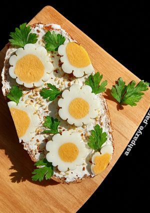 عکسی از دستور تخم مرغ پخته به شکل گل 🌸