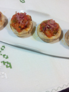 Una foto de Champiñones rellenos de pisto y Jamón serrano