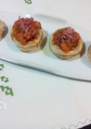 Foto principal de Champiñones rellenos de pisto y Jamón serrano
