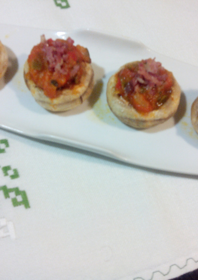 Una foto de Champiñones rellenos de pisto y Jamón serrano