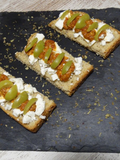 Una foto de Aperitivo fácil de queso feta y pesto rojo