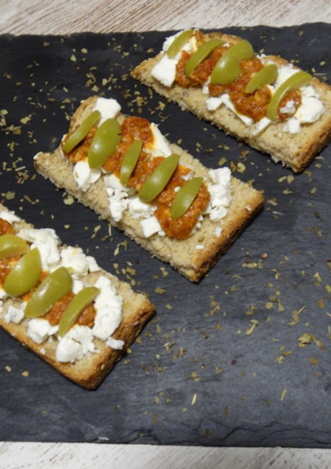 Una foto de Aperitivo fácil de queso feta y pesto rojo