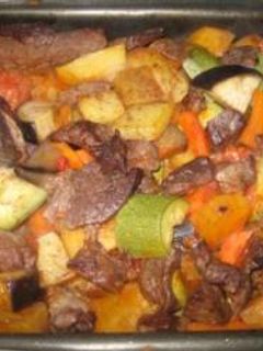 A picture of Vegetables and meat casserole - sayniyet khodra w lahmeh.