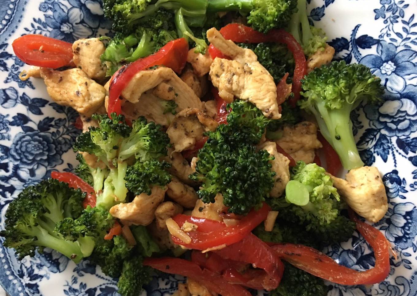 Brócoli con pollo y pimiento rojo