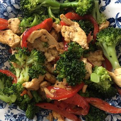 Brócoli con pollo y pimiento rojo Receta de naadviyu- Cookpad