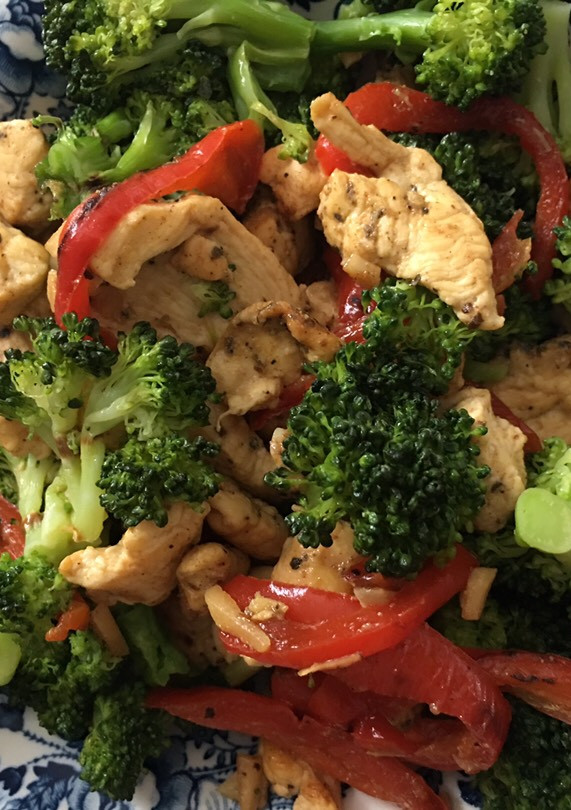Una foto de Brócoli con pollo y pimiento rojo
