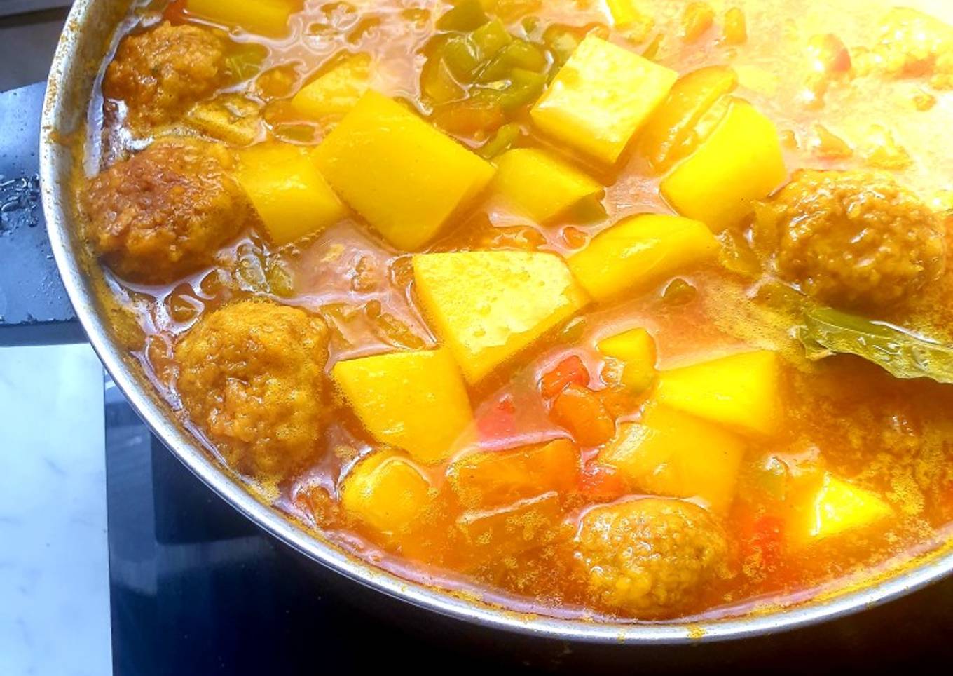 Guiso de patatas con albóndigas