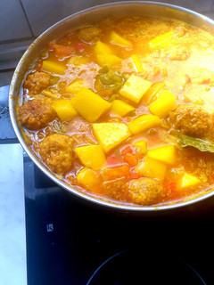 Una foto de Guiso de patatas con albóndigas