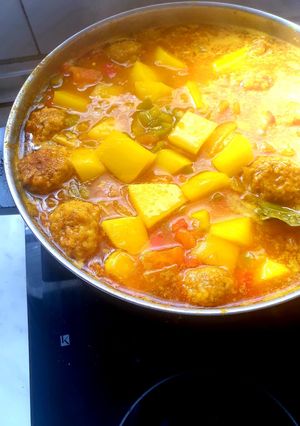 Una foto de Guiso de patatas con albóndigas