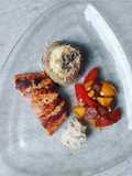 Salmón a la parrilla con risotto que quinoa, vegetales y boronía