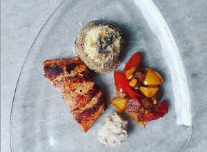 Una foto de Salmón a la parrilla con risotto que quinoa, vegetales y boronía