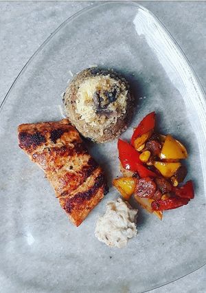 Una foto de Salmón a la parrilla con risotto que quinoa, vegetales y boronía