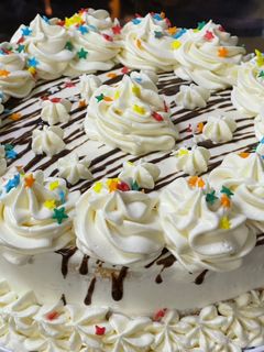 Una foto de Torta Bizcocho de vainilla, relleno frutilla y crema chantilly