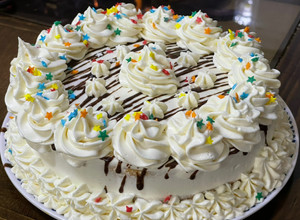 Una foto de Torta Bizcocho de vainilla, relleno frutilla y crema chantilly