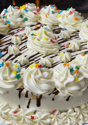 Una foto de Torta Bizcocho de vainilla, relleno frutilla y crema chantilly