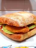 Bocadillo de pollo empanado, aguacate y tomate