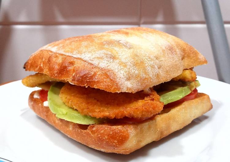 Bocadillo de pollo empanado, aguacate y tomate