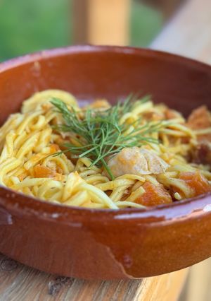 Une photo de Curry de poulet, pâtes et patates douces