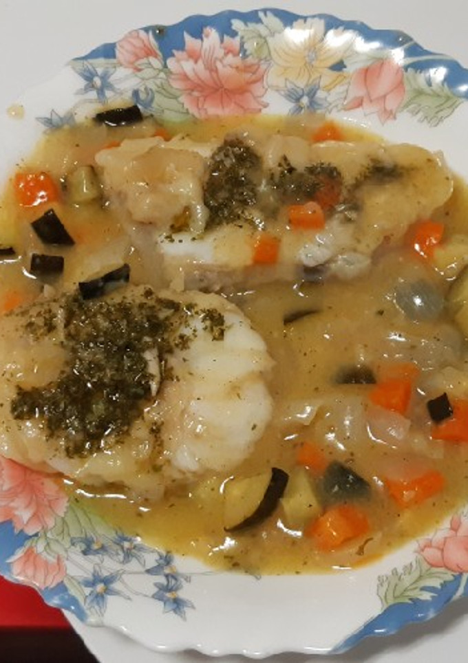 Una foto de Rape en salsa con verduras
