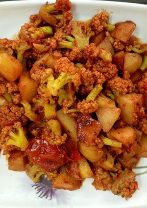 আলু ফুলকপির ডালনা(Aloo fulkopir dalna recipe in Bengali) রেসিপির প্রধান ছবি
